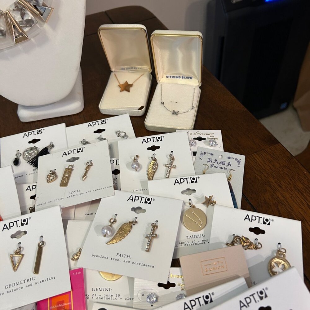 70-Piece Costume Jewelry Lot Charms Necklaces, Earrings Brooches Barrettes - Picture 9 of 16